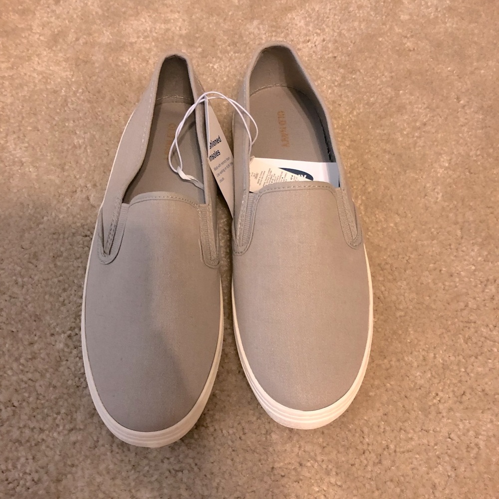 NWT Old Navy size 9.5 light gray sneaker